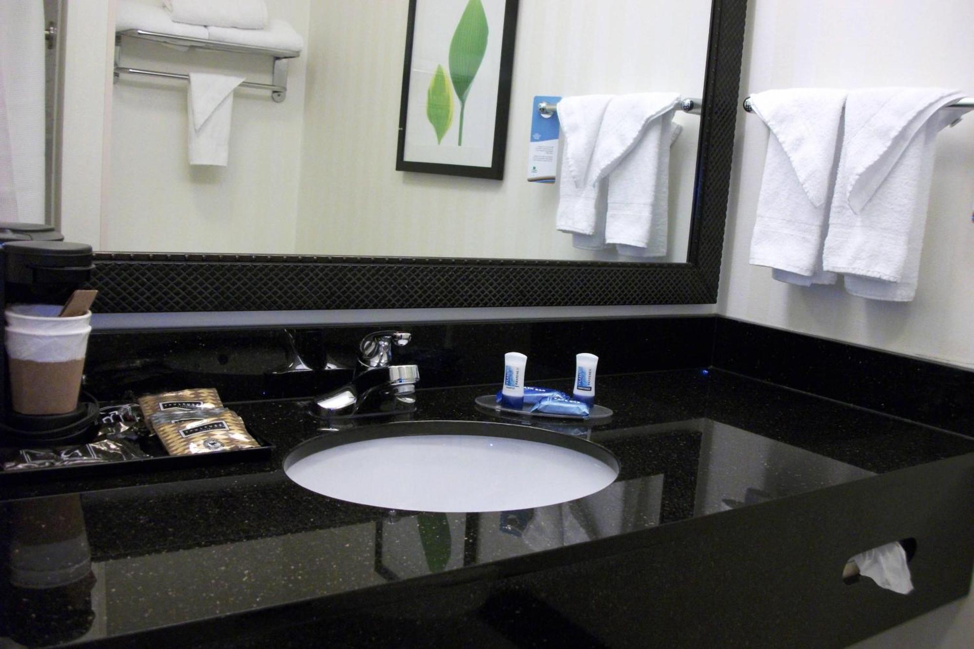 Fairfield Inn And Suites By Marriott Сеймур Экстерьер фото