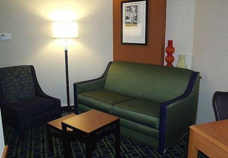 Fairfield Inn And Suites By Marriott Сеймур Экстерьер фото